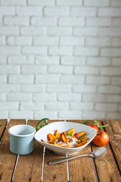 sabah kahvaltı meyve ve yoğurt ahşap tablo