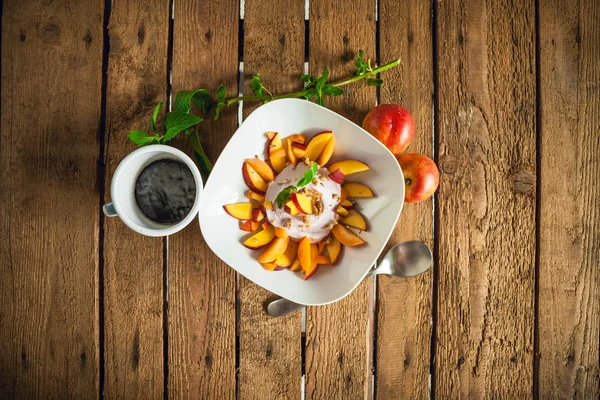 Desayuno Por Mañana Con Fruta Yogur Mesa Madera — Foto de Stock