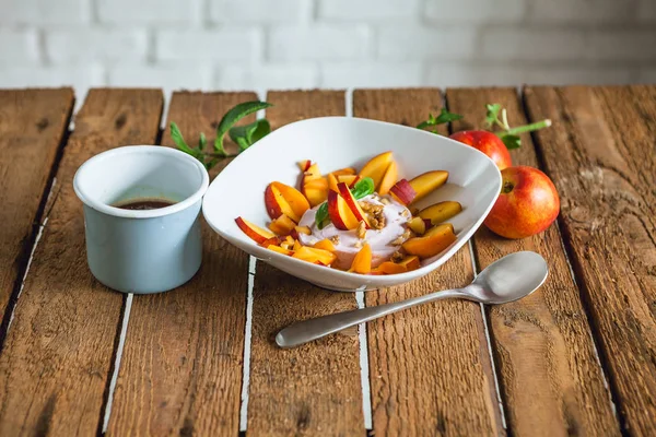 Petit Déjeuner Avec Fruits Yaourt Sur Table Bois — Photo