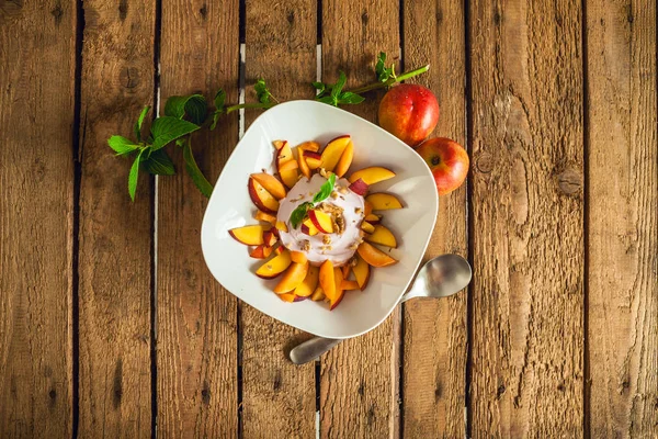 Desayuno Por Mañana Con Fruta Yogur Mesa Madera —  Fotos de Stock