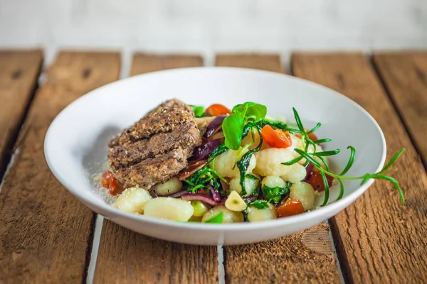 Bife Carne Com Bolinho Macarrão Mesa Madeira Rústica — Fotografia de Stock