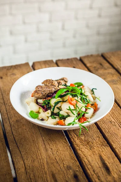 Fleischsteak Mit Knödel Pasta Auf Rustikalem Holztisch — Stockfoto