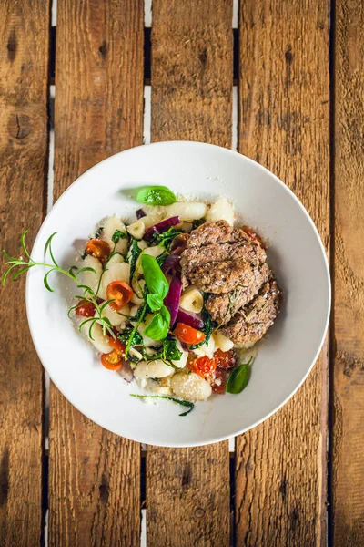 Maso Steak Knedlík Těstoviny Rustikální Dřevěný Stůl — Stock fotografie