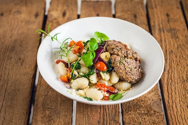 Bife Carne Com Bolinho Macarrão Mesa Madeira Rústica — Fotografia de Stock