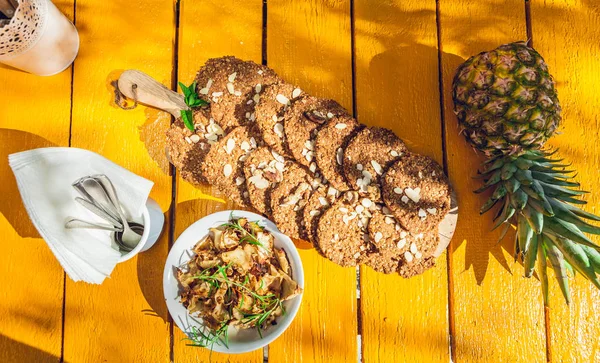 Biscotti Fragole Fatti Casa Sani Fiocchi Avena Posati Una Tavola — Foto Stock