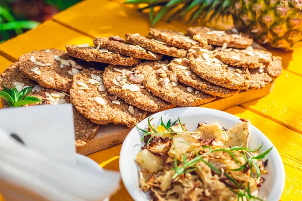 Biscotti Fragole Fatti Casa Sani Fiocchi Avena Posati Una Tavola — Foto Stock