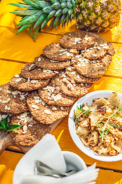 Galletas Fresas Caseras Saludables Copos Avena Colocados Una Mesa Naranja —  Fotos de Stock