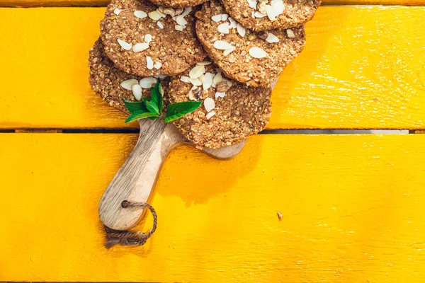 Biscoitos Morangos Caseiros Saudáveis Flocos Aveia Colocados Uma Mesa Laranja — Fotografia de Stock