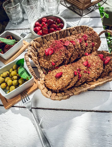 Gesunde Hausgemachte Erdbeeren Kekse Aus Haferflocken Auf Einem Weißen Garten — Stockfoto