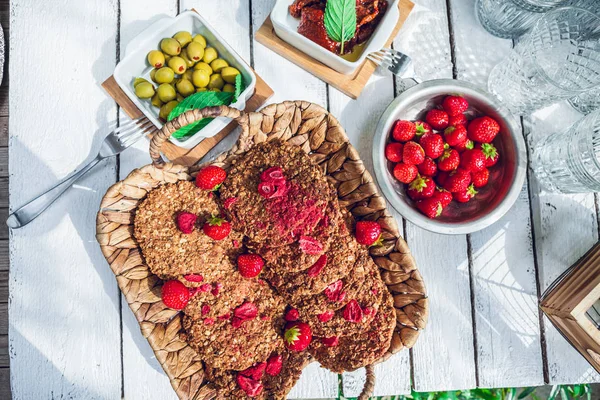 健康自制草莓饼干从燕麦片放置在白色花园质朴的餐桌上 — 图库照片