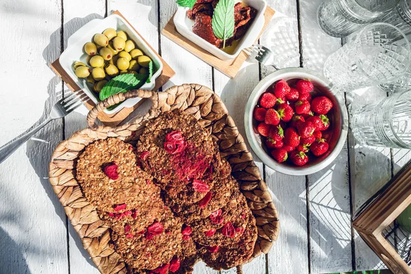 Gesunde Hausgemachte Erdbeeren Kekse Aus Haferflocken Auf Einem Weißen Garten — Stockfoto