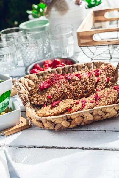 Gezonde Zelfgemaakte Aardbeien Koekjes Van Haver Vlokken Gelegd Een Wit — Stockfoto