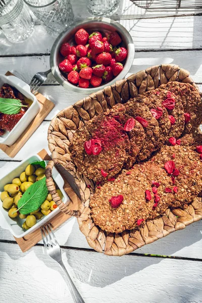 Gesunde Hausgemachte Erdbeeren Kekse Aus Haferflocken Auf Einem Weißen Garten — Stockfoto