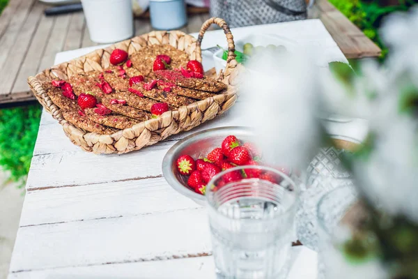 Gesunde Hausgemachte Erdbeeren Kekse Aus Haferflocken Auf Einem Weißen Garten lizenzfreie Stockfotos