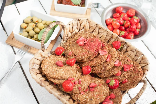 Gesunde Hausgemachte Erdbeeren Kekse Aus Haferflocken Auf Einem Weißen Garten Stockbild