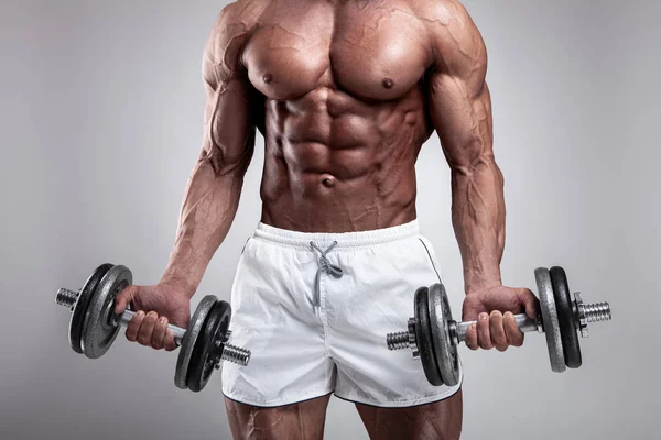 Gespierde Bodybuilder Man Doen Oefeningen Met Dumbbell Grijze Achtergrond — Stockfoto
