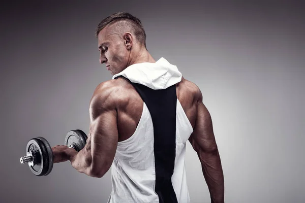 强健壮的男人健身模特背部肌肉 肱三头肌 背阔肌 — 图库照片