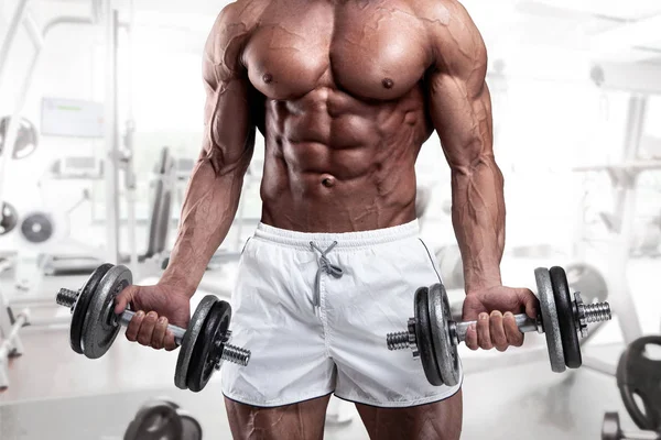 Muskulöser Bodybuilder Der Fitnessstudio Übungen Mit Der Hantel Macht — Stockfoto