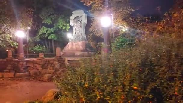 記念碑の前のタイムラプスの通路は 夕方の照明で ピーターとポール要塞の隣の公園に立っているロシアの船員 警備員 — ストック動画