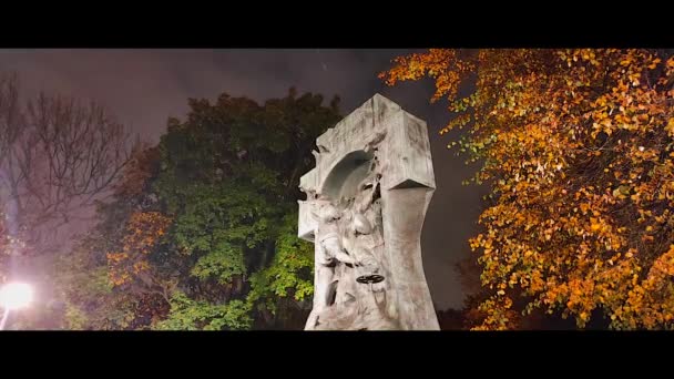 ロシアの船員への記念碑のパノラマ ピーターとポール要塞の近くの公園に立って 夜の照明で — ストック動画