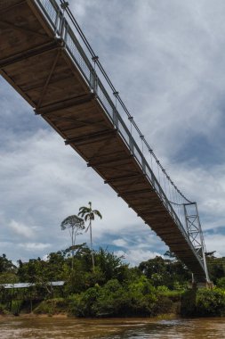 Amazon 'da nehrin üzerindeki köprü, metal yapı, büyük köprüler. Ekvador