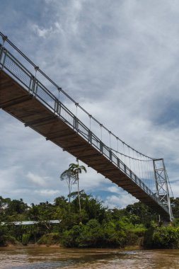 Amazon 'da nehrin üzerindeki köprü, metal yapı, büyük köprüler. Ekvador