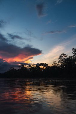 Amazon 'daki Napo nehrinde gün batımı, çarpıcı renkler, Ekvador