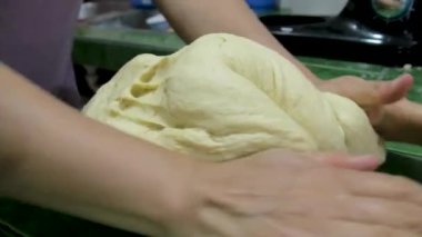 Eller un, su ve yumurta yoğurmaya hazırlanıyor.