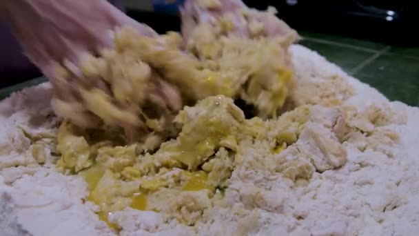 小麦粉と水と卵の混練を準備し — ストック動画