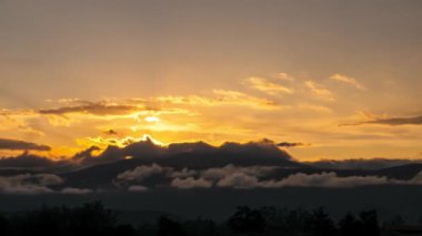 Güzel güneş ışınları turuncu gökyüzü dramatik zaman kaybı akşam bulutları üzerinde gün batımı