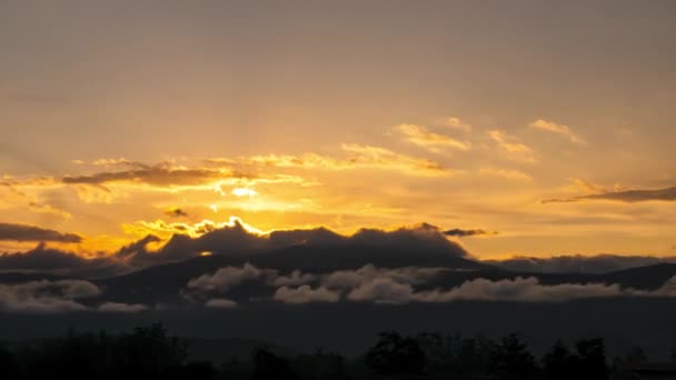 Mooie Zon Straal Oranje Hemel Dramatische Tijd Vervallen Zonsondergang Boven — Stockvideo