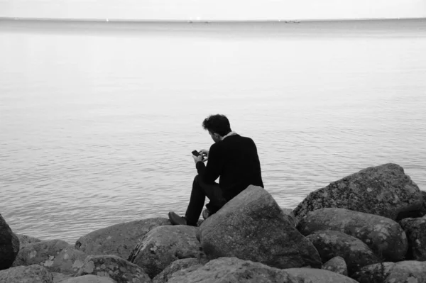 Man Resting Silence Lake — Stock Photo, Image