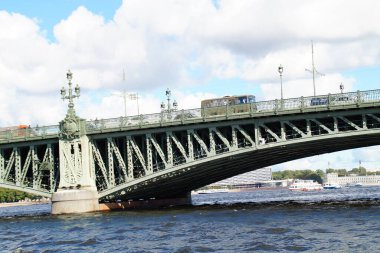 Neva nehri üzerinde büyük bir köprü.