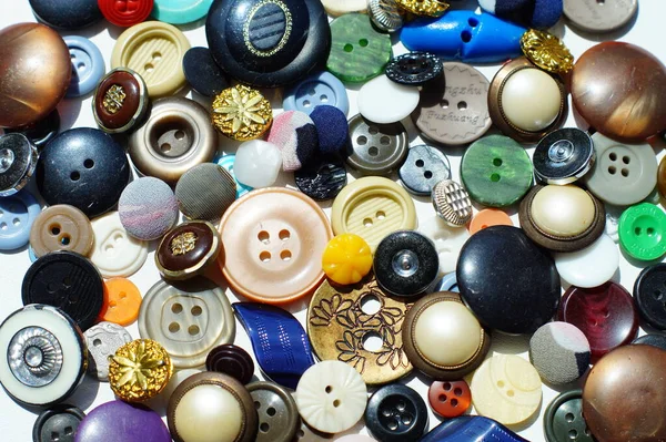 テーブルの上に散在する多色のボタン ロイヤリティフリーのストック画像