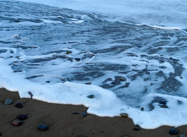 Onda Schiuma Sulla Sabbia Marina Della Spiaggia — Foto Stock