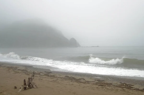 Πυκνή Πρωινή Ομίχλη Στην Παραλία — Φωτογραφία Αρχείου