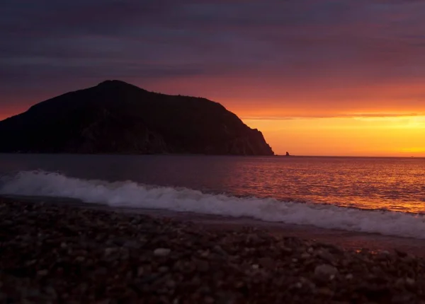 Amanecer Playa Del Mar Detrás Gran Isla — Foto de Stock