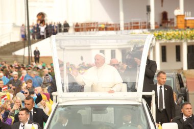 24.09.2018. Aglona, Letonya. Onun kutsal Papa Francis daha önce Aglona Basilica kutsal ayinde Papa Mobile'da sürüş