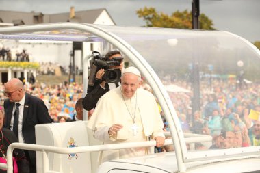 24.09.2018. Aglona, Letonya. Onun kutsal Papa Francis daha önce Aglona Basilica kutsal ayinde Papa Mobile'da sürüş