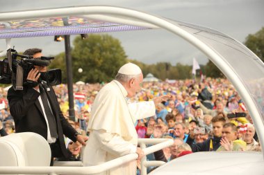 24.09.2018. Aglona, Letonya. Onun kutsal Papa Francis daha önce Aglona Basilica kutsal ayinde Papa Mobile'da sürüş