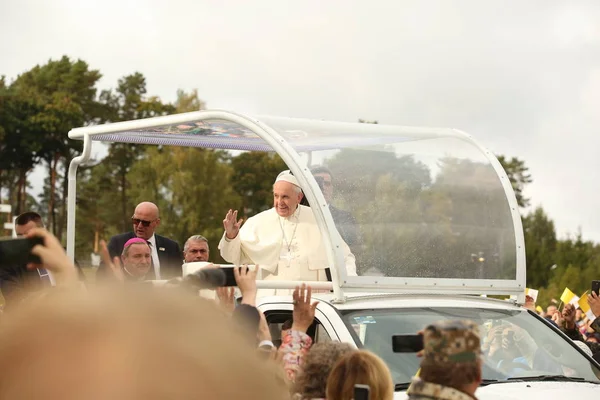 24.09.2018. Aglona, Letonya. Onun kutsal Papa Francis daha önce Aglona Basilica kutsal ayinde Papa Mobile'da sürüş
