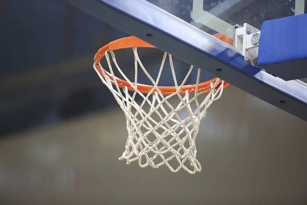 Baixo ângulo vista de basquete aro na corte — Fotografia de Stock
