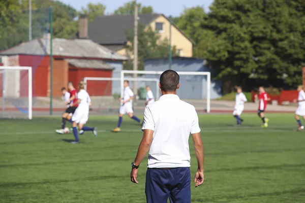 Entrenador de fútbol viendo el partido — Foto de Stock