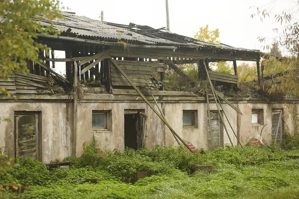 草の中の壊れた古い家 — ストック写真