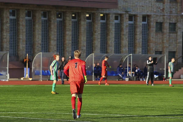 Jugador de fútbol permanecer en el campo — Foto de Stock