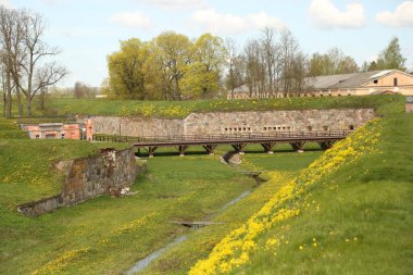 DAUGAVPILS, LATVIA - 6 Mayıs 2020 Bahar zamanı Daugavpils Kalesi surları ile görüntüleme