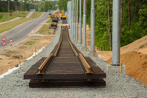 Yeni tramvay pisti inşaatı. Demiryolu kurulumu