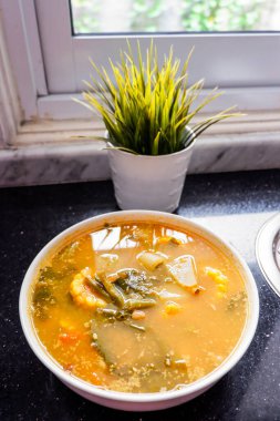 Sayur asem, demirhindi çorbasında sevilen bir Endonezya sebzesidir. Meyveli, mısırlı ve uzun fasulyeli..