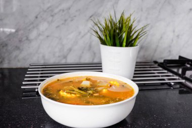 Sayur asem, demirhindi çorbasında sevilen bir Endonezya sebzesidir. Meyveli, mısırlı ve uzun fasulyeli..