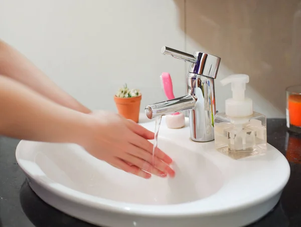 浅色的亚洲女人在浴室水池里洗手 显示卫生和清洁 以防止病毒或细菌传播 — 图库照片